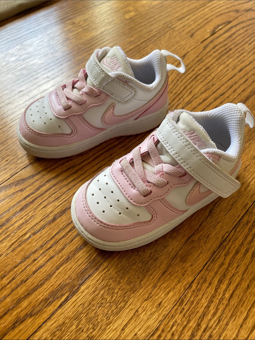 Nike toddler sneaker size 6c - Picture 2 of 4